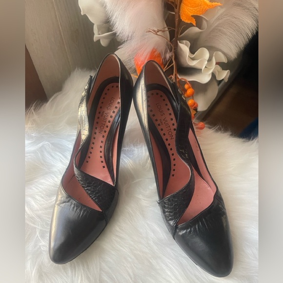 Vintage Black Loius Vuitton Pumps in Great Condition - Picture 3 of 7
